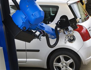Illustration for article titled A Robot That Pumps Your Gas, At Long Last